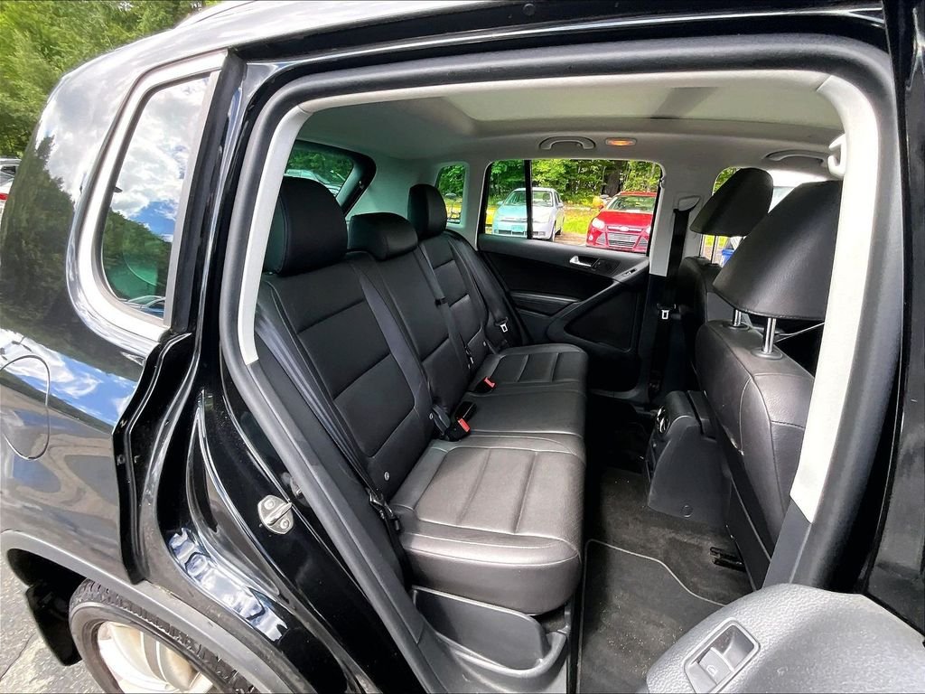 Used 2016 Black Volkswagen SE image 16