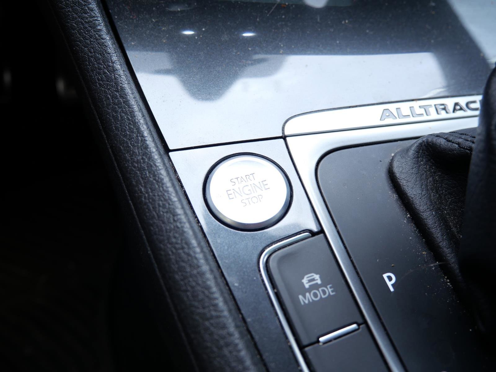 Used 2018  Volkswagen S image 18