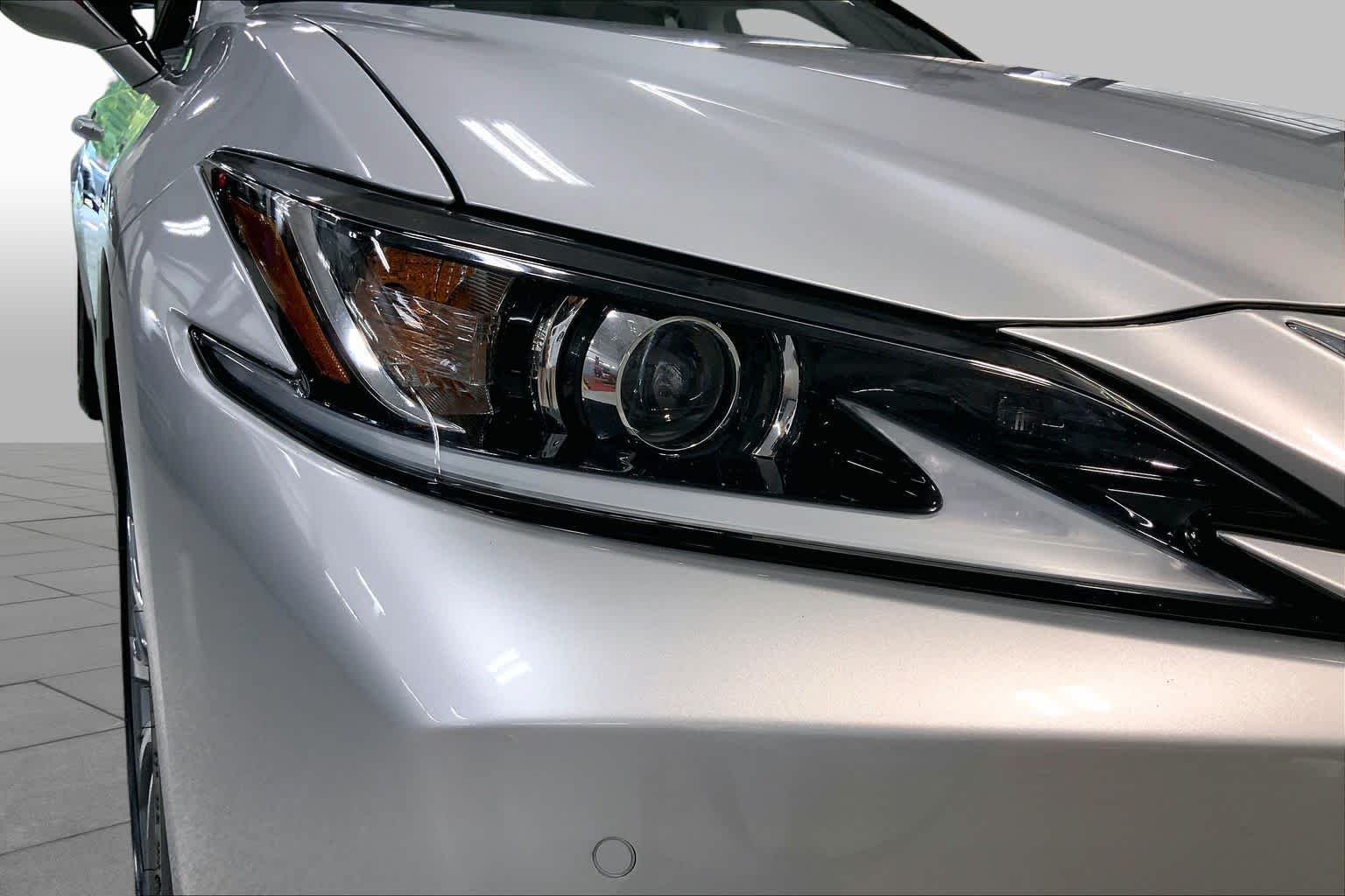 Used 2021 Silver Lining Metallic Lexus  image 28