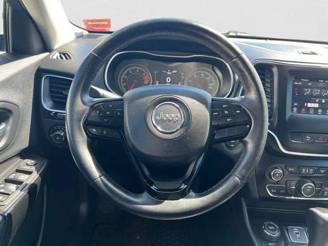 Used 2019 Gray Jeep Latitude Plus image 12