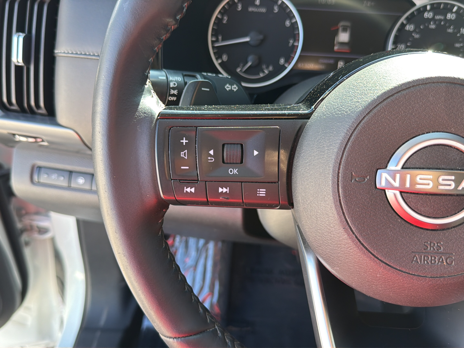 Used 2023 White Nissan SL image 17