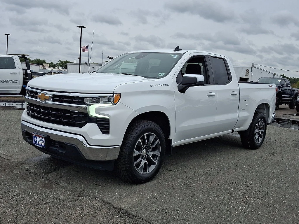 Used 2024 Summit White Chevrolet LT image 6