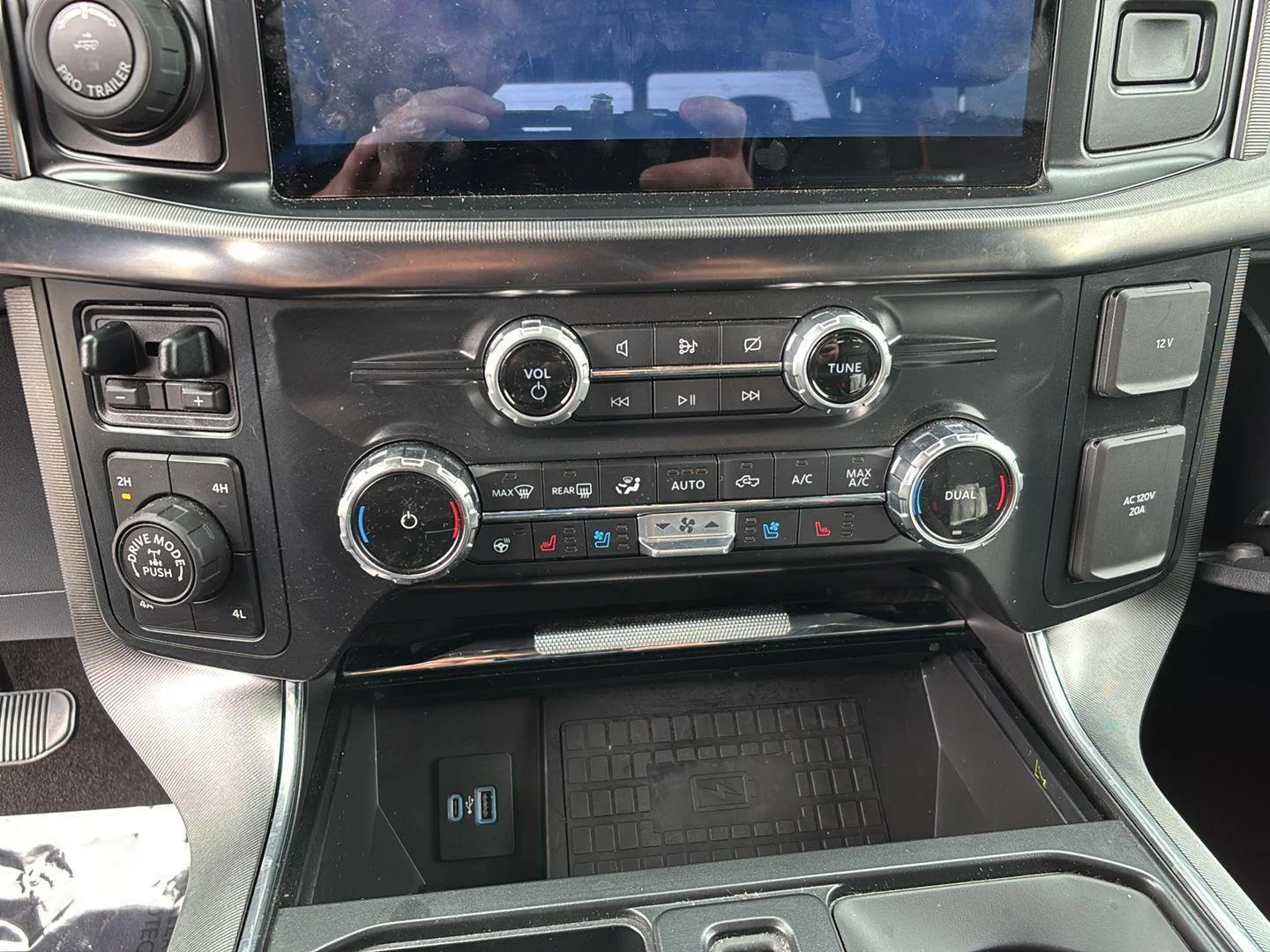 Used 2022 Smoked Quartz Metallic Tinted Clearcoat Ford Platinum image 31