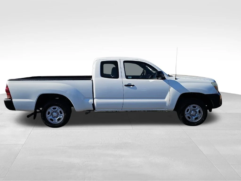 Used 2015 White Toyota Base image 2