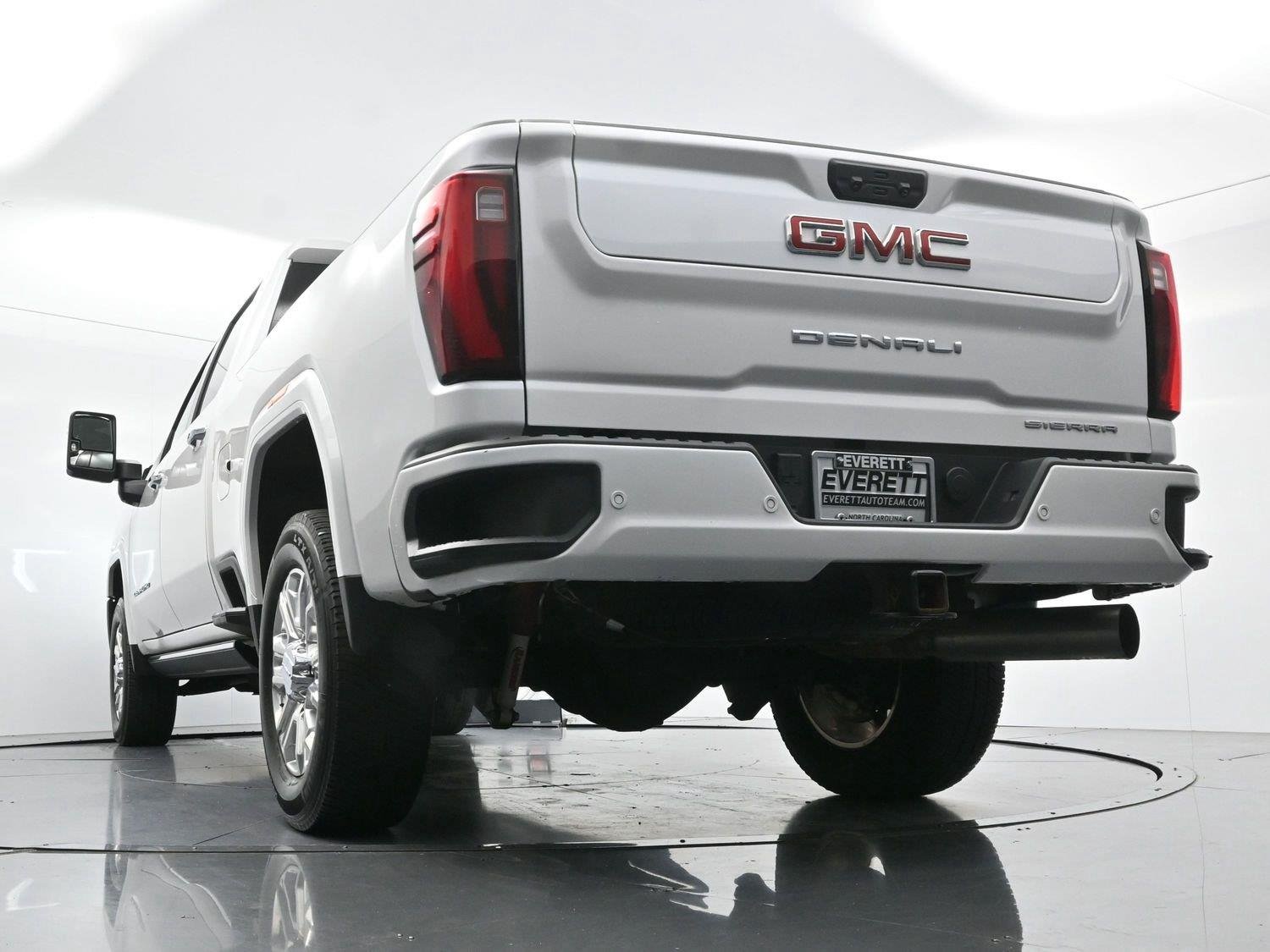 Used 2025 White Frost Tricoat GMC Denali image 46