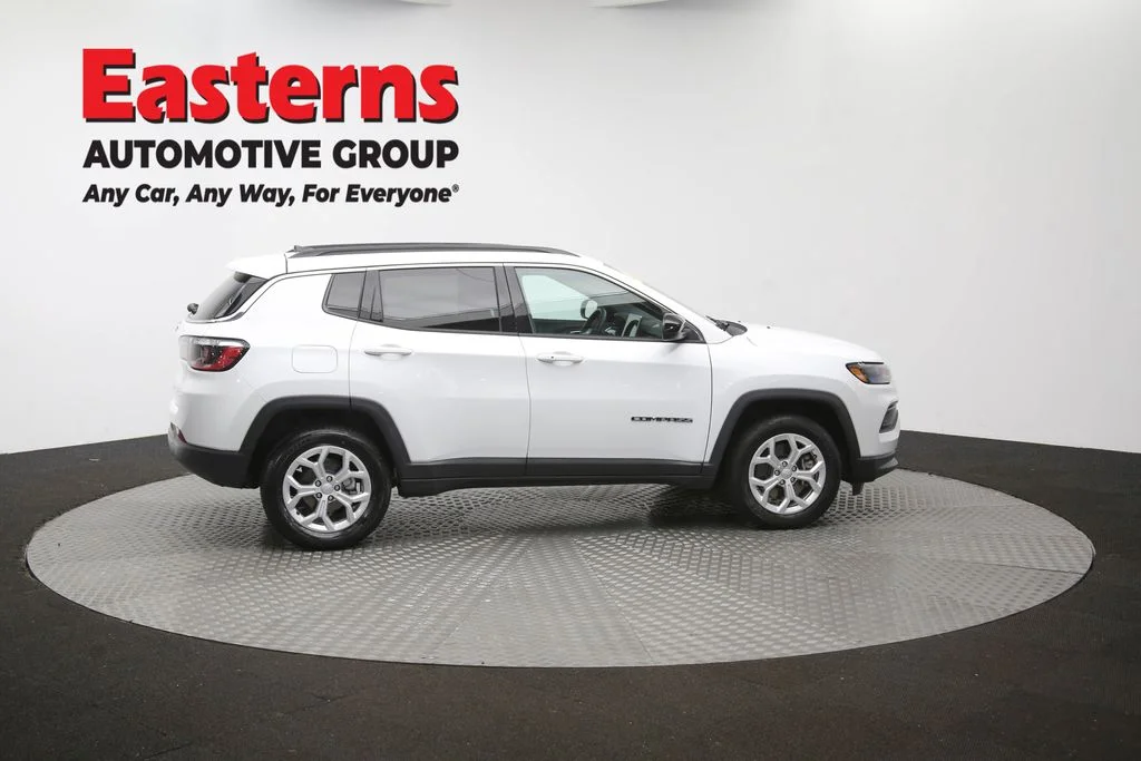 Used 2024 White Jeep Latitude image 39