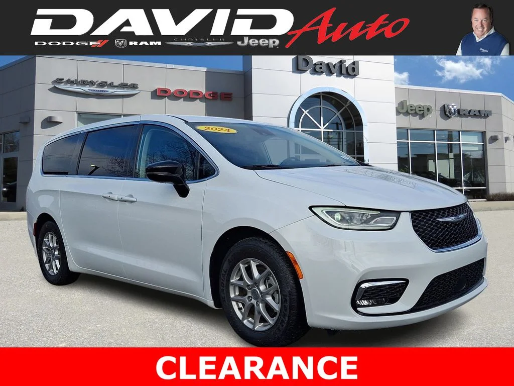 2024 Chrysler Pacifica Touring L's photo