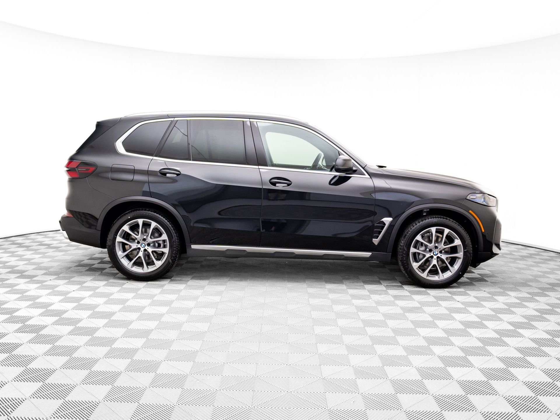 New 2026 Black Sapphire Metallic BMW xDrive40i image 32