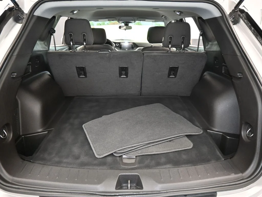 Used 2019 Silver Ice Metallic Chevrolet L image 30