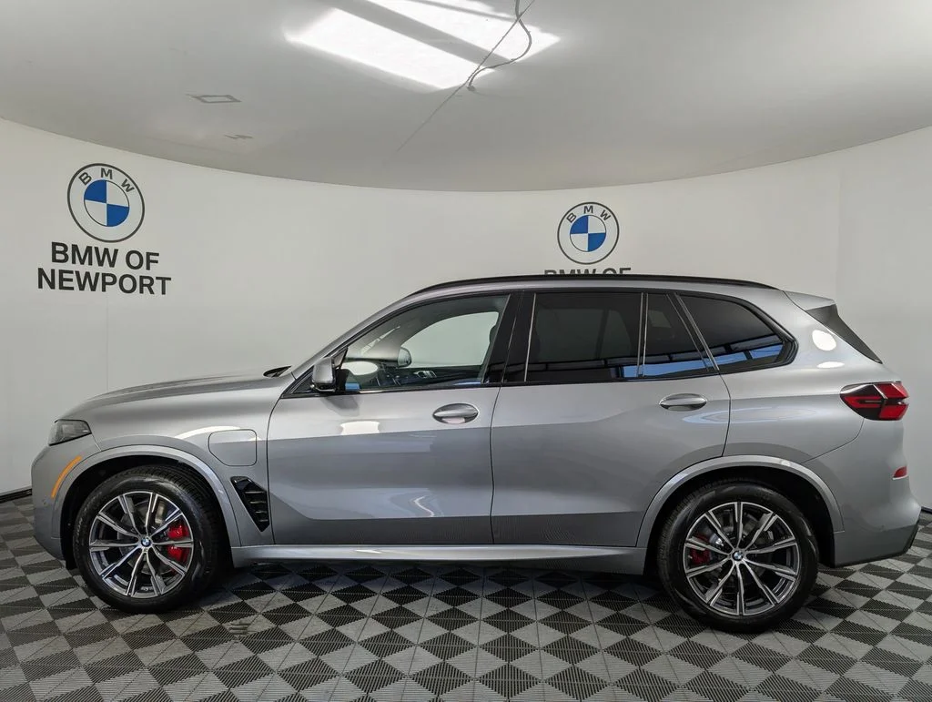 New 2026 Skyscraper Grey Metallic BMW xDrive50e image 9