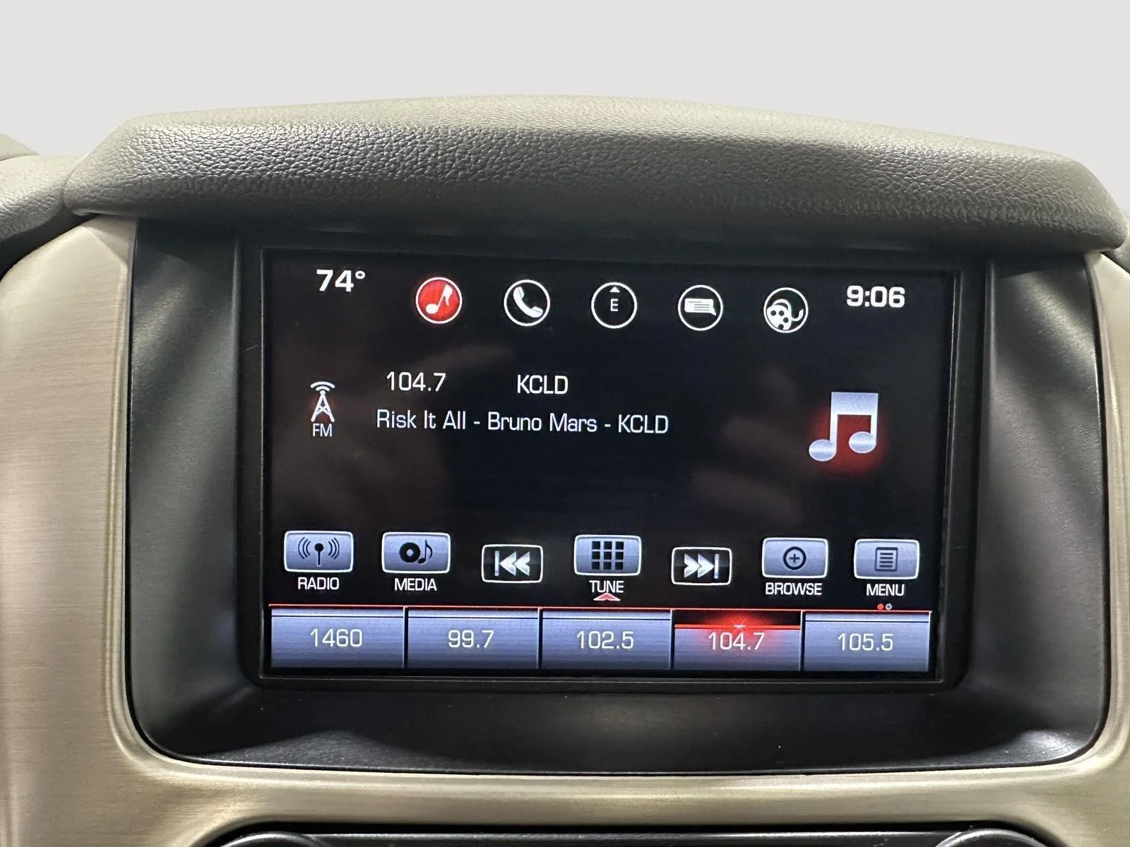 Used 2016 WHITE FROST TRICOAT GMC Denali image 12