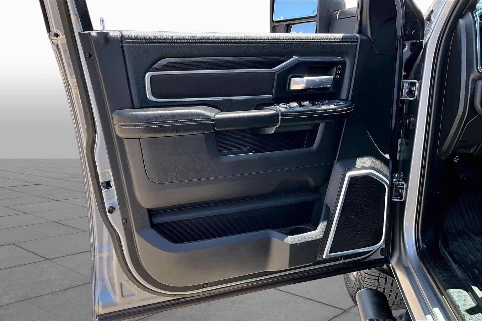 Used 2024 Billet Silver Metallic Clearcoat Ram Laramie image 21