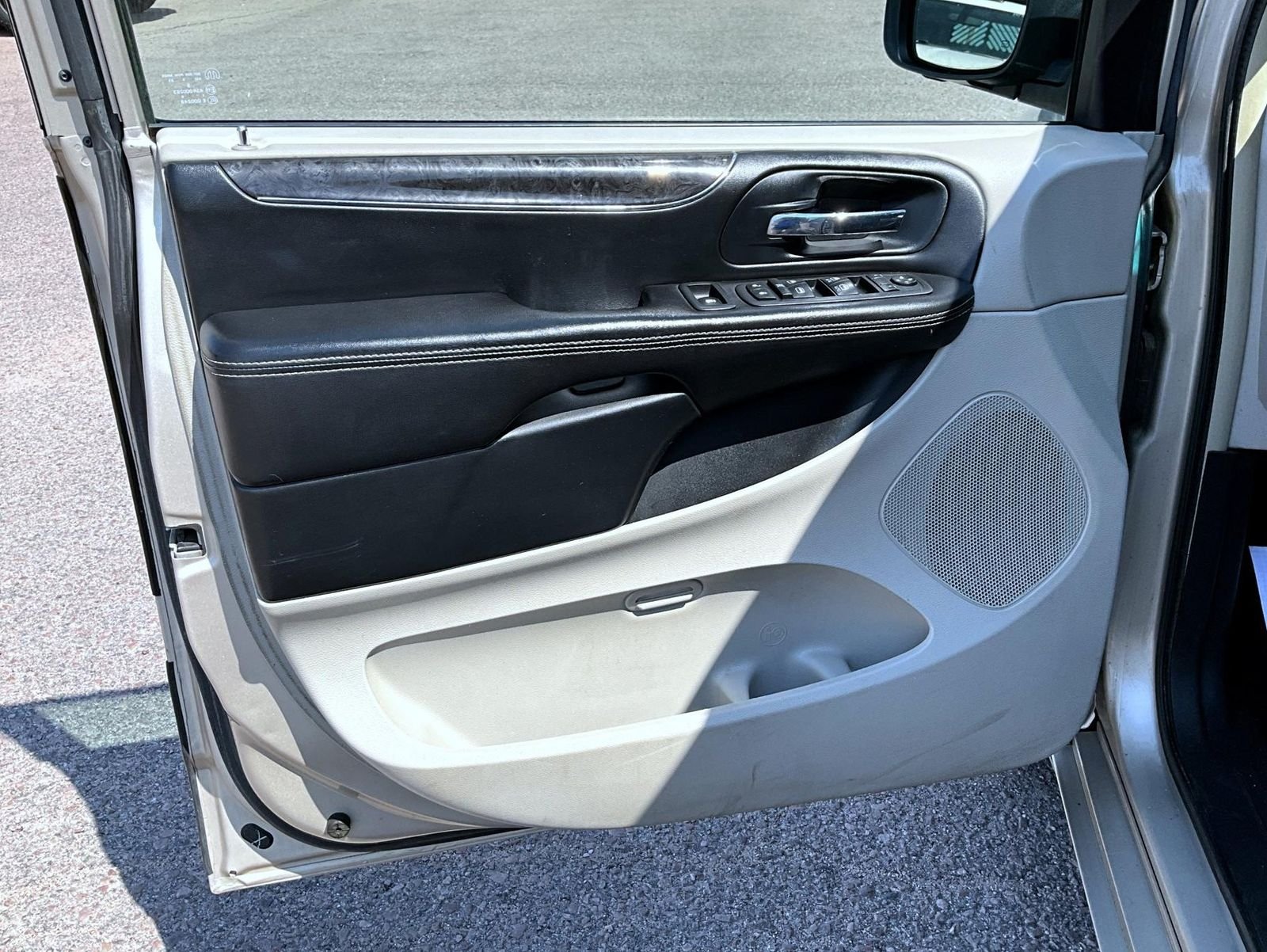 Used 2014 Beige Chrysler Touring image 10