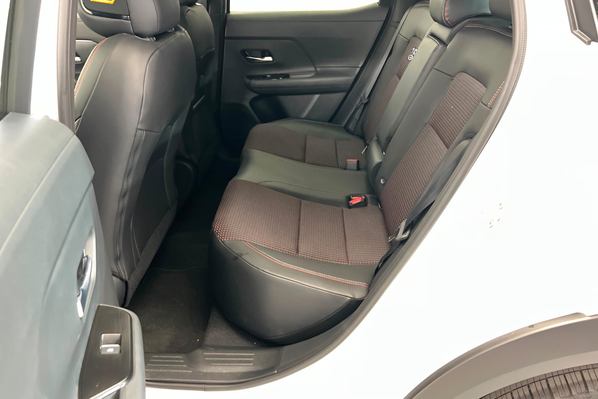 New 2026 Aspen White TriCoat / Super Black Two-tone Nissan SR image 22