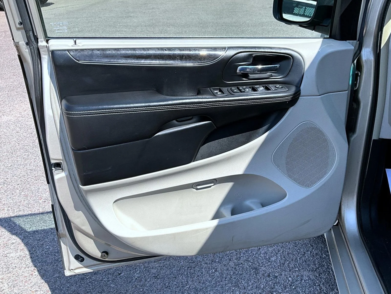 Used 2014 Beige Chrysler Touring image 10