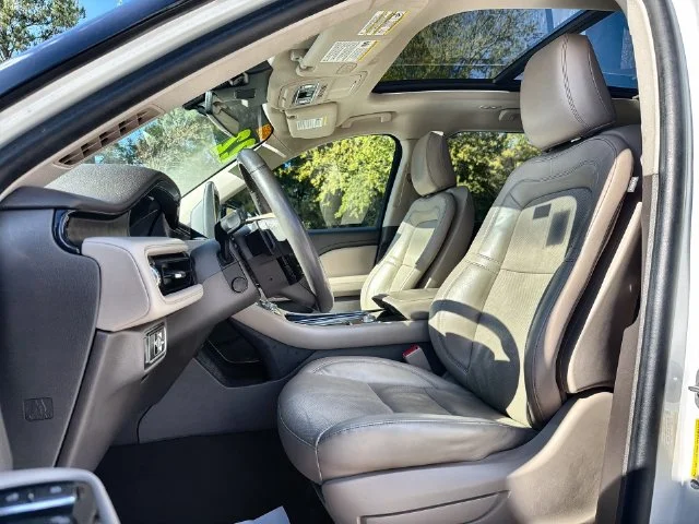 Used 2022 White Lincoln Reserve image 11