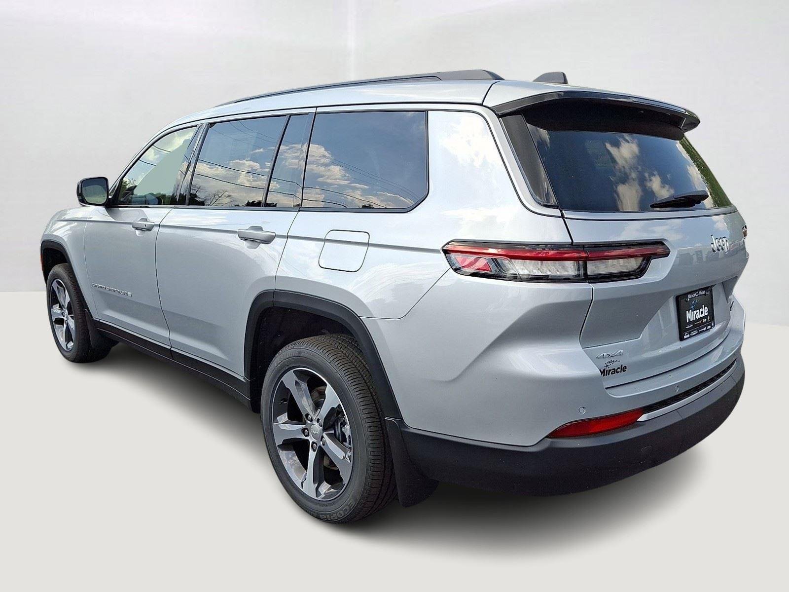 New 2026 Silver Zynith Exterior Paint Jeep Limited image 5