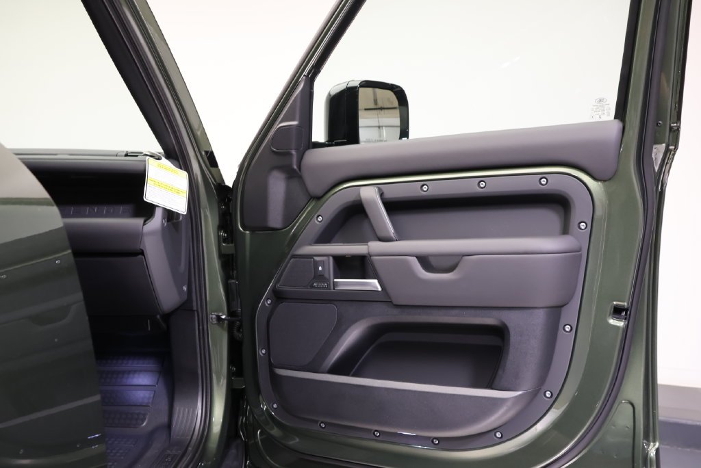 New 2026 Woolstone Green Land Rover X-Dynamic SE image 37