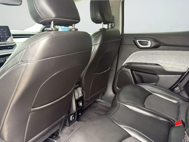 Used 2022 Silver Jeep Latitude image 23