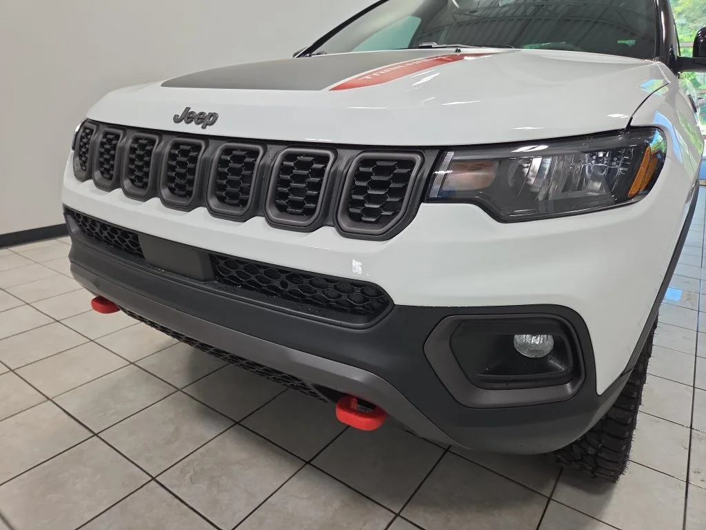 New 2026 Bright White Clear-Coat Exterior Paint Jeep Trailhawk image 14