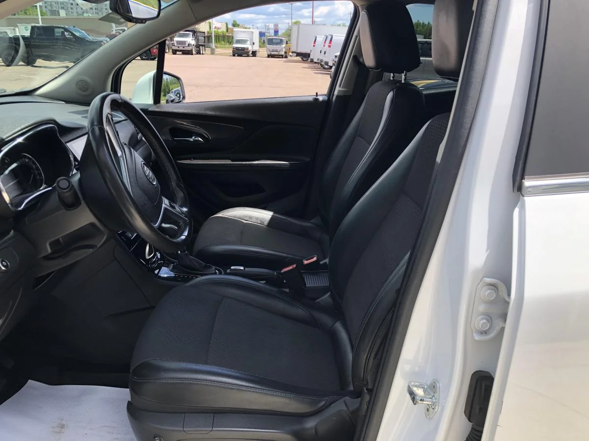 Used 2020 White Buick Awd 4dr Preferred image 11