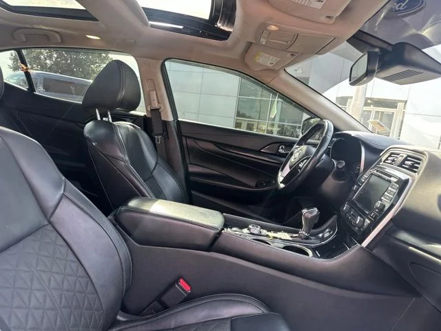 Used 2020 Silver Nissan Platinum image 9