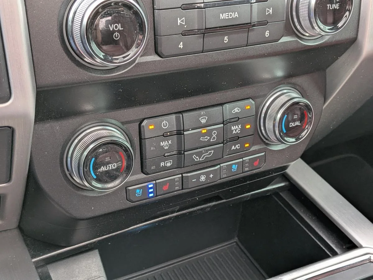 Used 2019 White Ford Platinum image 27