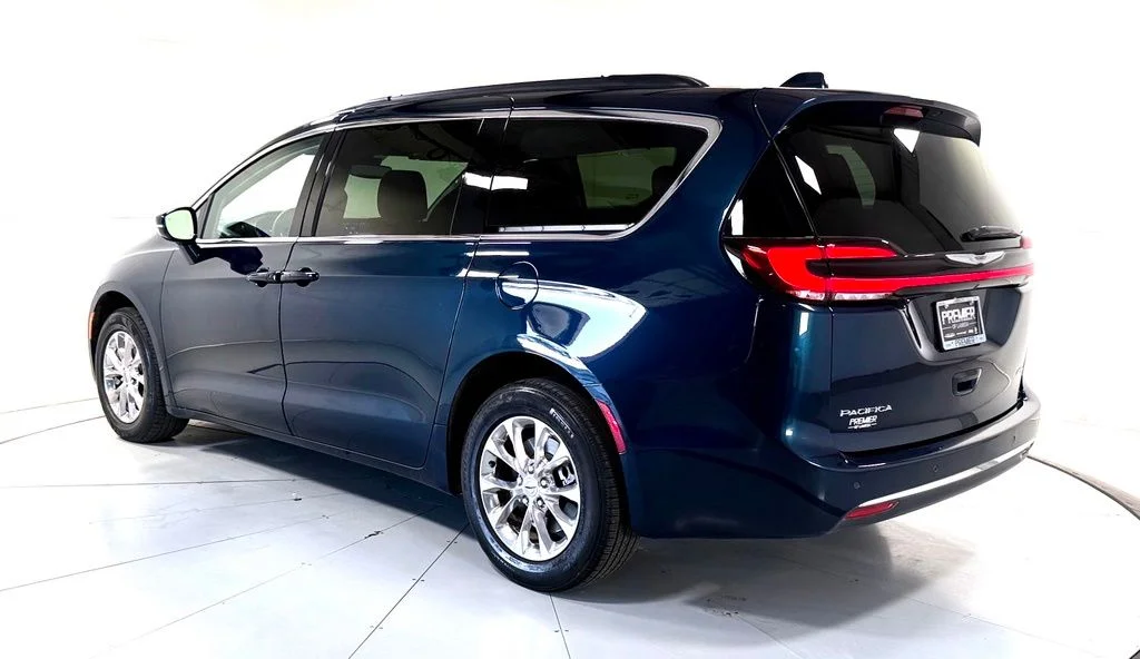Used 2022 Blue Chrysler Touring L image 7