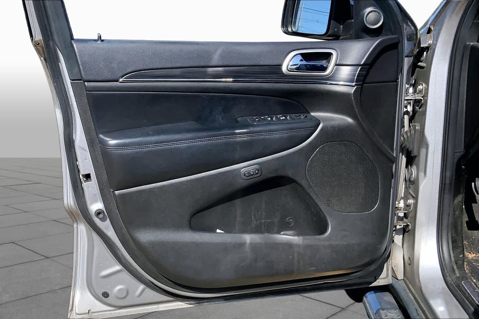 Used 2019 Billet Silver Metallic Clear Coat Jeep Limited image 22