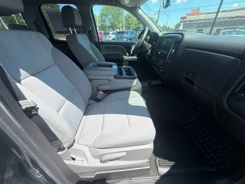 Used 2018 GRAPHITE METALLIC Chevrolet LS image 38