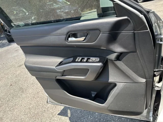Used 2023 Silver Nissan SL image 27