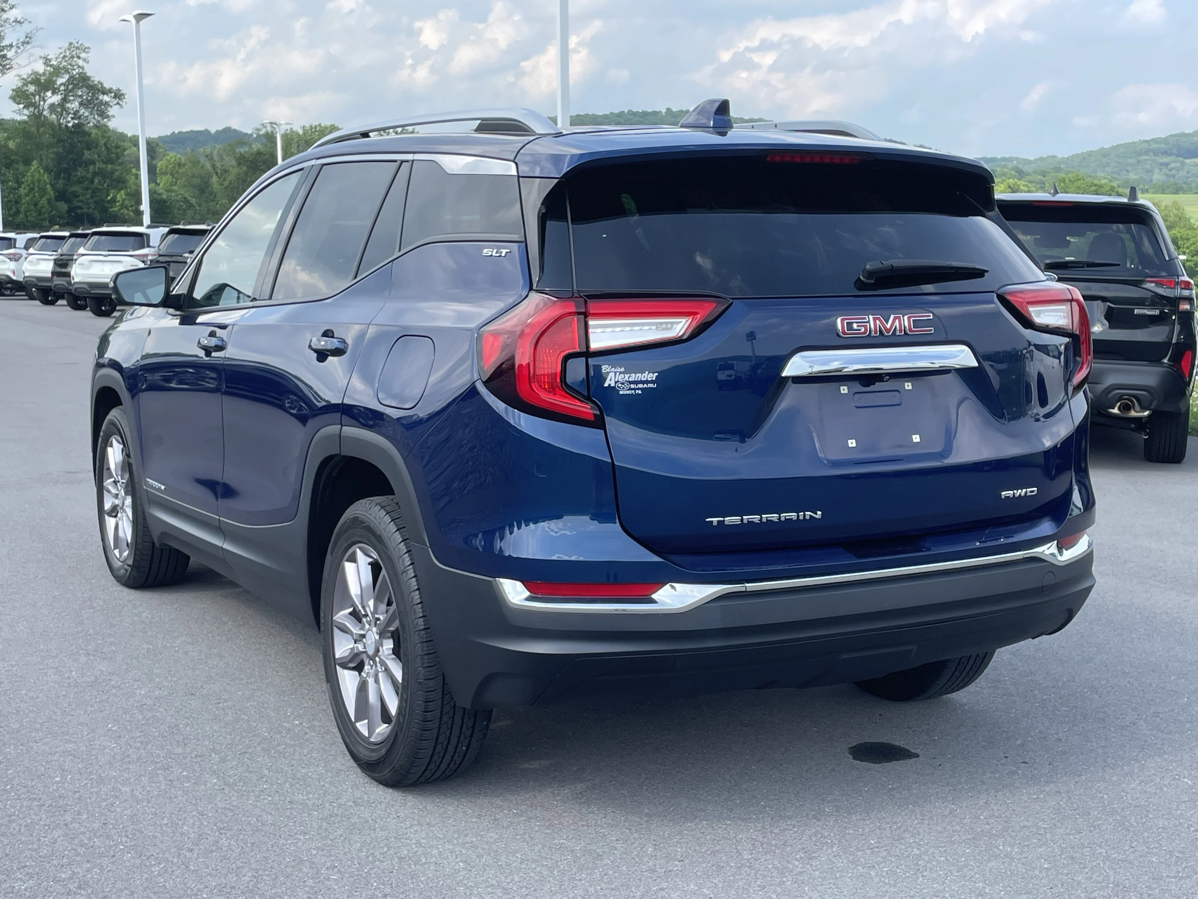 Used 2023 Marine Metallic GMC SLT image 6