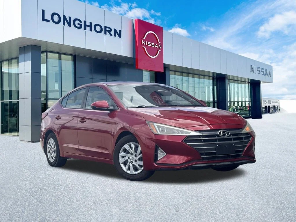 Used 2020 Red Hyundai SE image 2