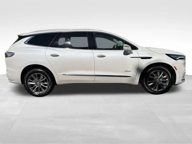 Used 2023 WHITE FROST TRICOAT Buick Avenir image 8
