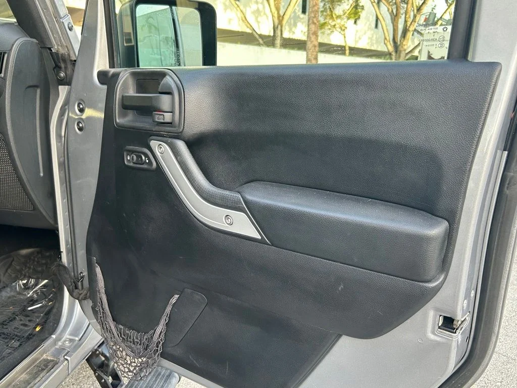 Used 2016 Silver Jeep Sahara image 28