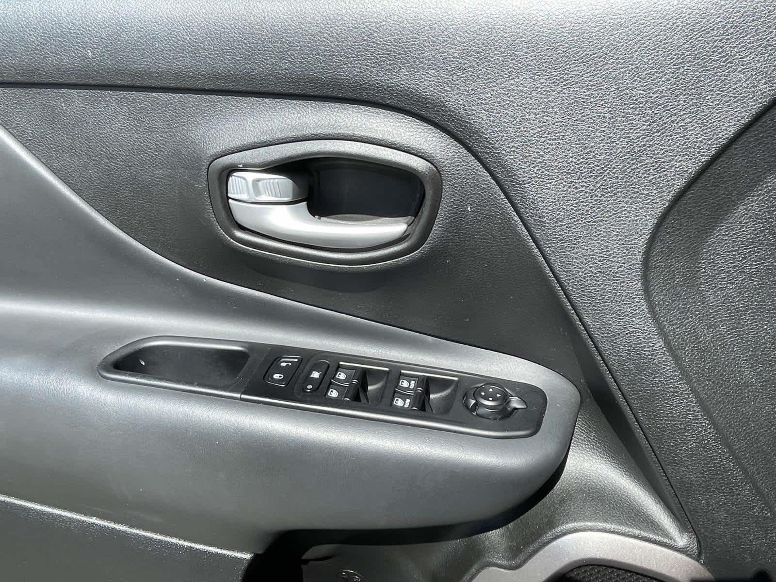 Used 2023 Gry/grey Jeep Latitude image 35