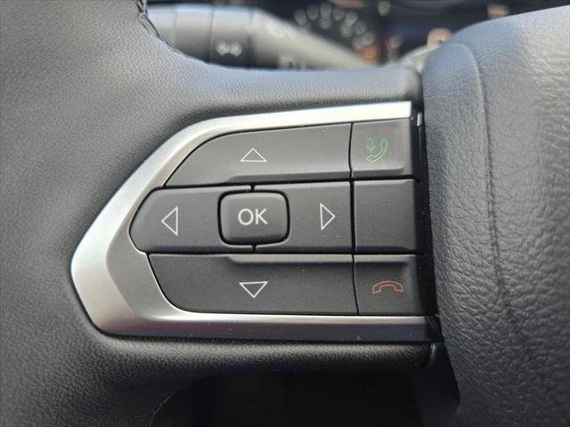 New 2026 Red Hot Pearl-Coat Exterior Paint Jeep Latitude image 17