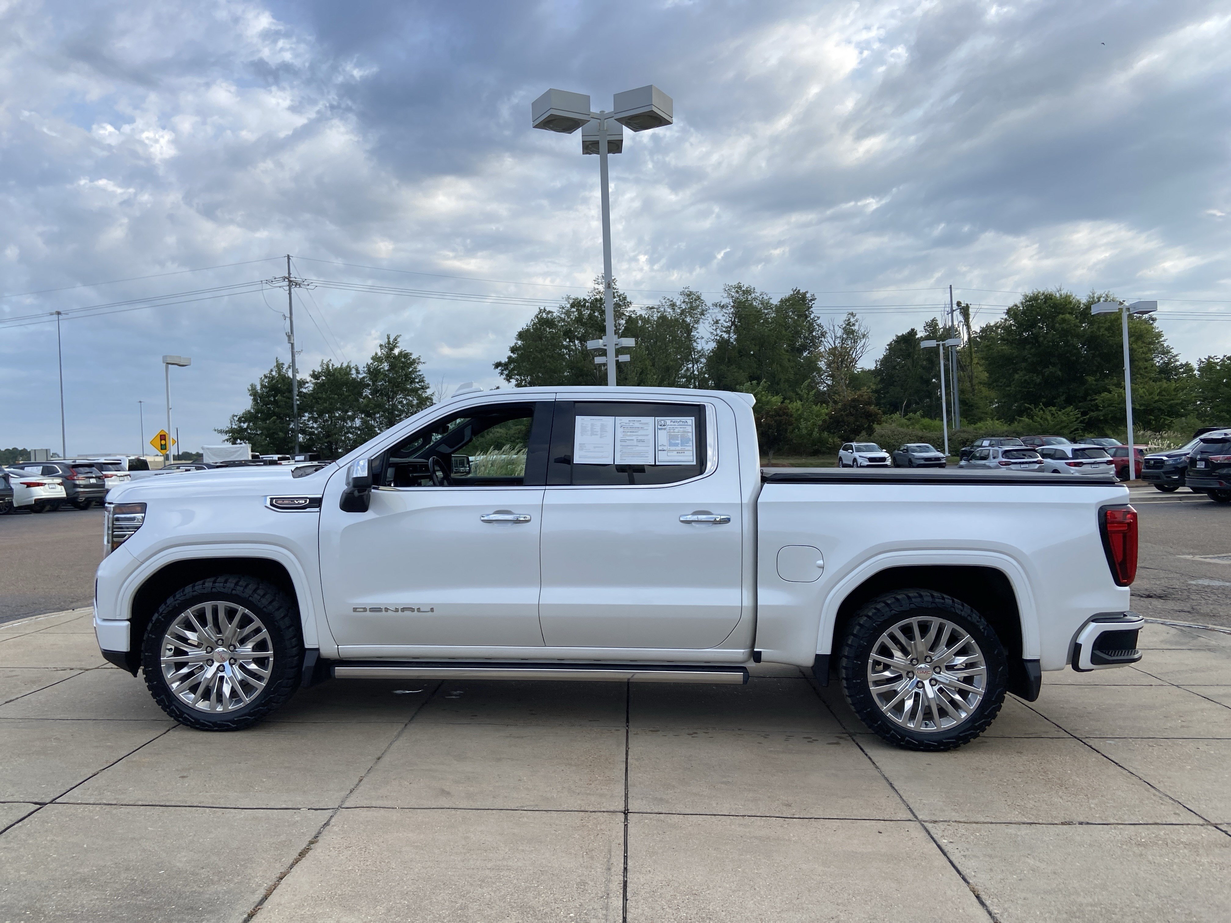Used 2022 White Frost Tricoat GMC Denali image 7
