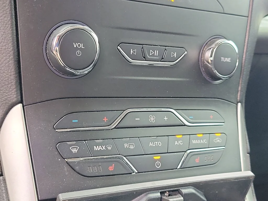 Used 2020 Magnetic Metallic Ford SEL image 27