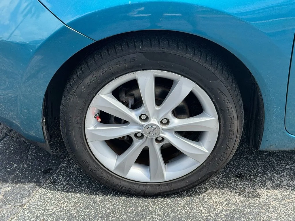 Used 2014 Metallic Peacock Nissan SV image 18