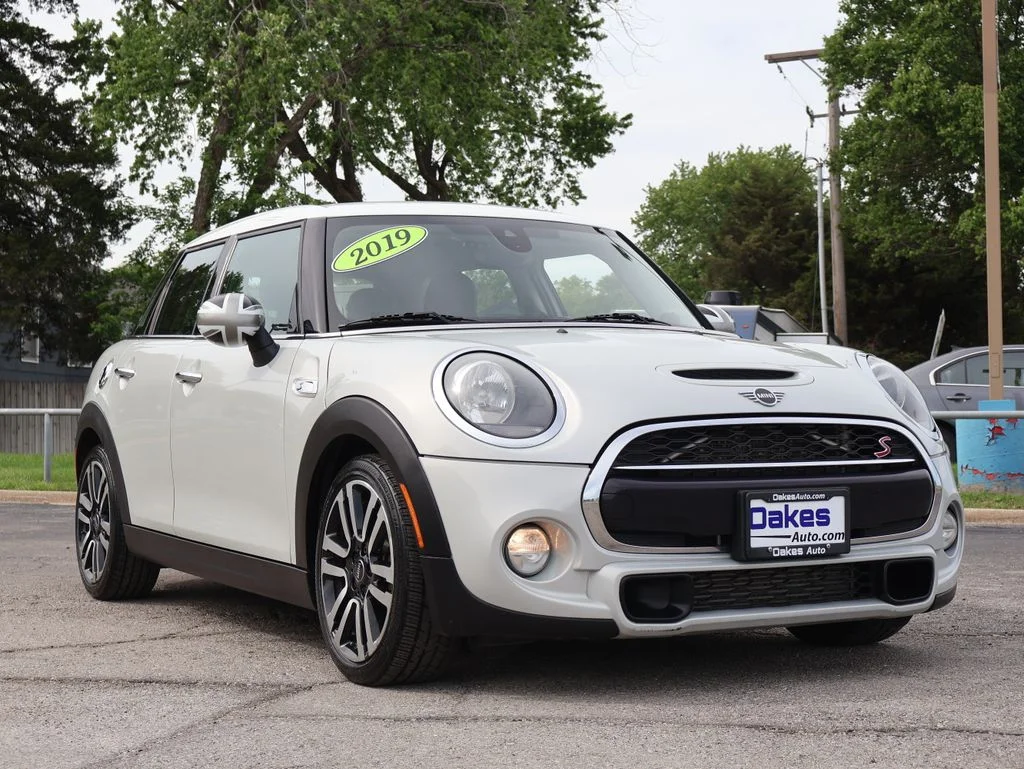 2019 MINI Hardtop Cooper S Signature's photo