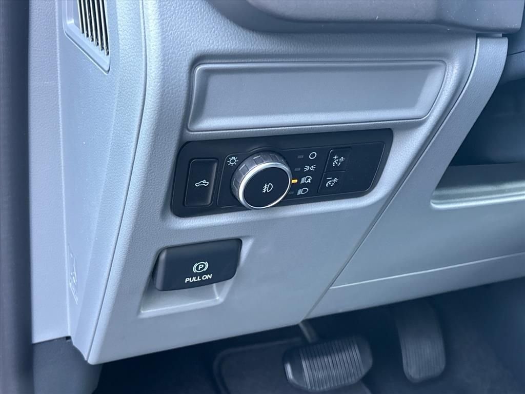 New 2026 Carbonized Gray Metallic Ford XLT image 7