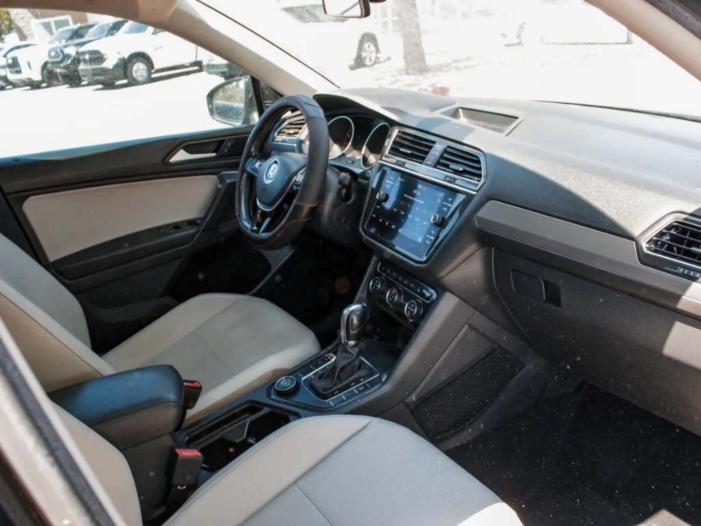 Used 2019 Deep Black Pearl Volkswagen SE image 31