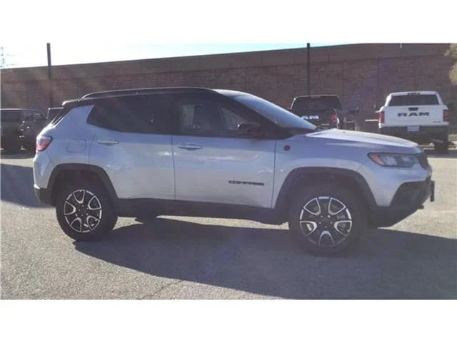 New 2026 Silver Zynith Metallic Clear-Coat  Paint Jeep TRAILHAWK 4X4 image 3