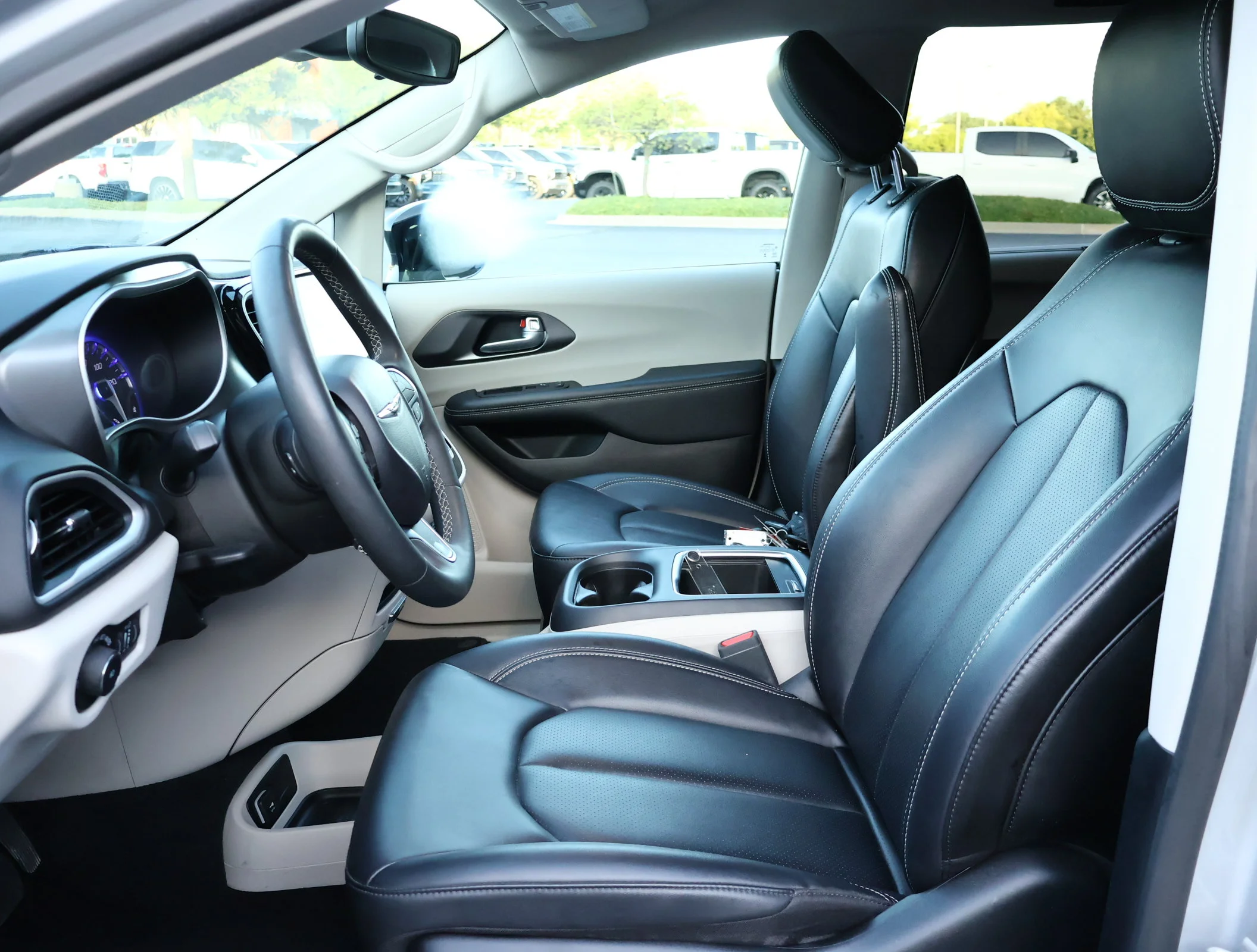 Used 2024 Silver Mist Cle Chrysler Touring L image 11