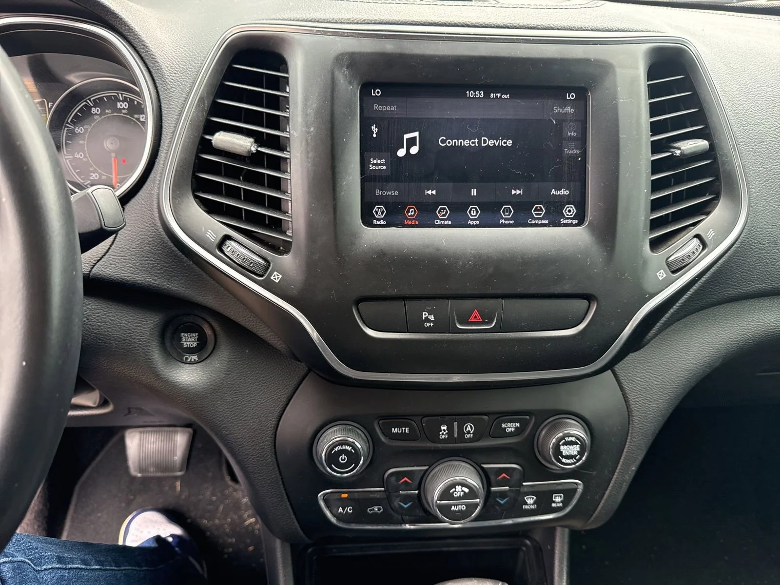 Used 2019 White Jeep Latitude Plus 4x4 image 19
