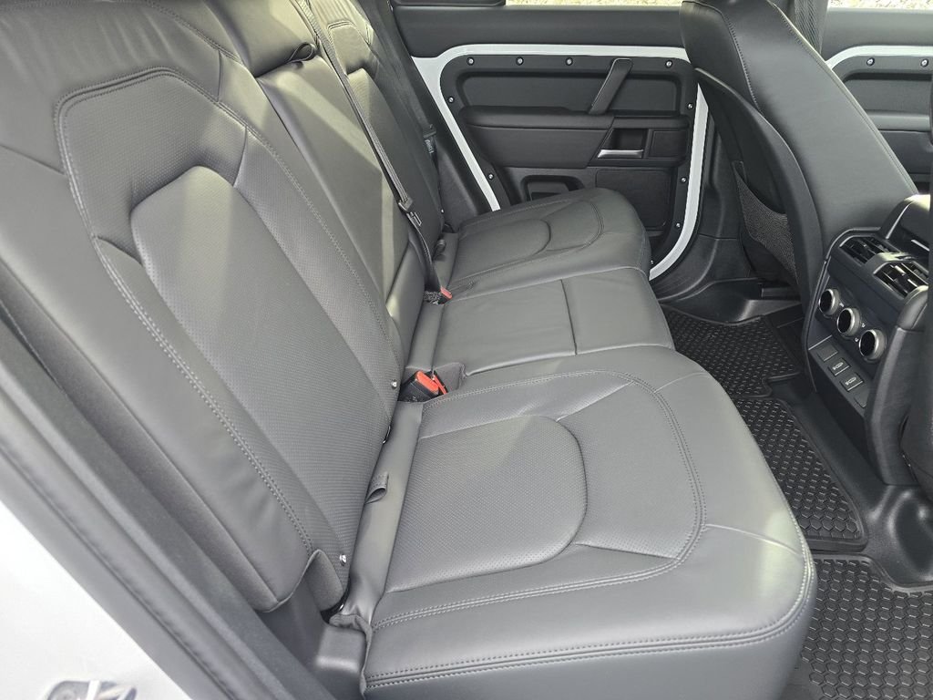 New 2026 Fuji White Land Rover X-Dynamic se image 31