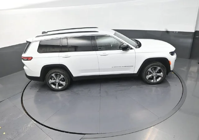 New 2026 Bright White Clear-Coat Exterior Paint Jeep Limited image 17