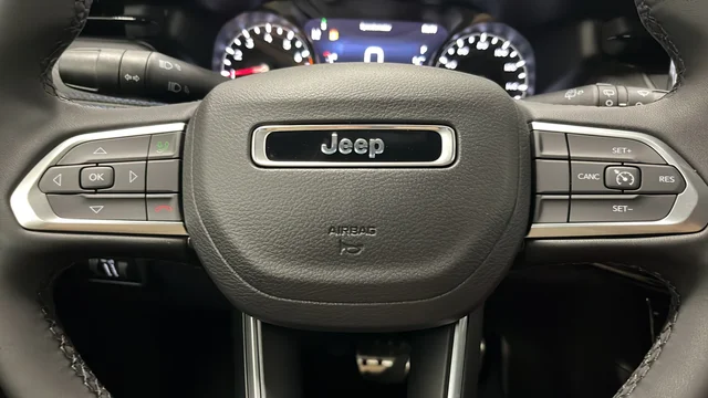 New 2026 Diamond Black Crystal Pearl-Coat Exterior Paint Jeep Latitude image 15