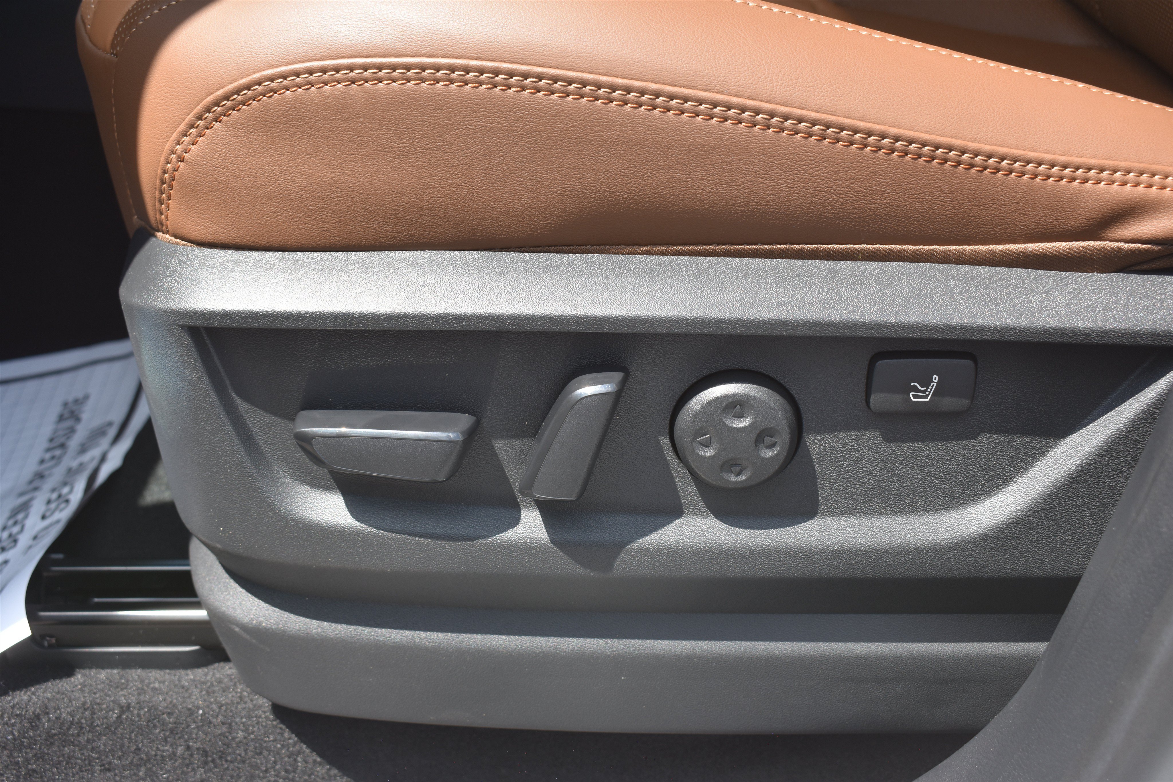 New 2026 Everest White TriCoat / Super Black Two-tone Nissan Platinum Reserve image 13